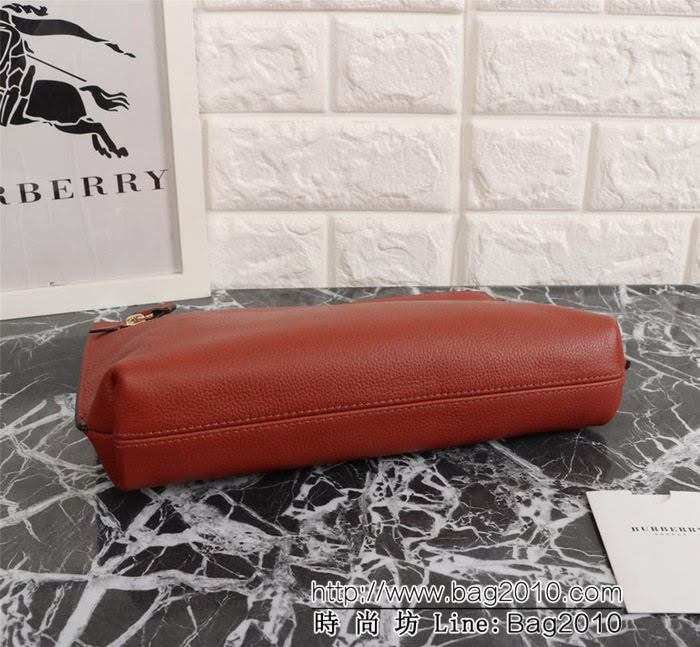 BURBERRY巴寶莉 簡約時尚手拿包 拉鏈口袋飾有 Burberry立體字母 2288  Bhq1050